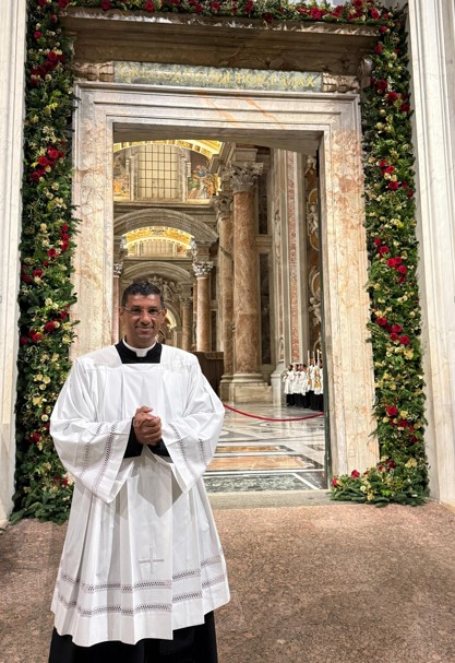 padre Arivaldo ante la puerta santa 2025