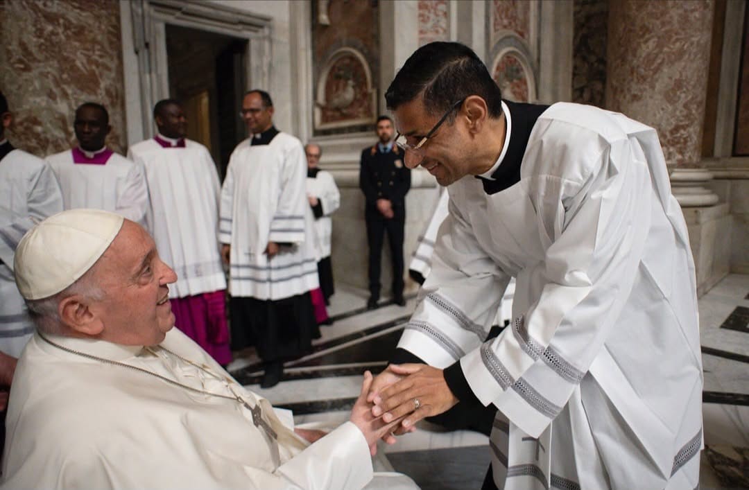 padre Arivaldo saluda al papa Francisco