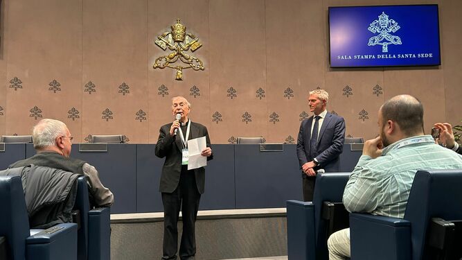 Salvador Giménez en la Sala Stampa, con Matteo Bruni