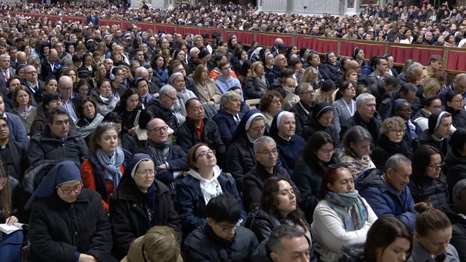 Fieles asisten a la misa del Domingo de la Palabra en San Pedro