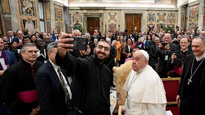 Selfie del Papa con los comunicadores