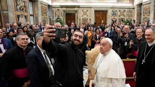 Selfie del Papa con los comunicadores