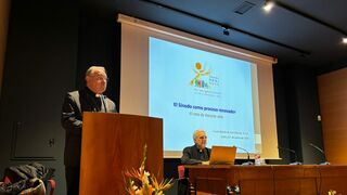 Monseñor Luis Marín en León (derecha)