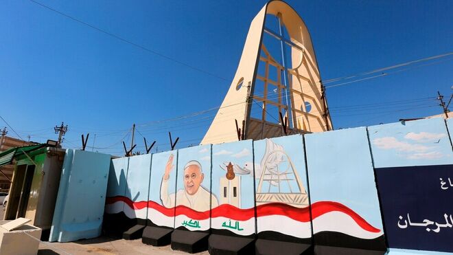 Mural dedicado a la visita de Francisco en Irak