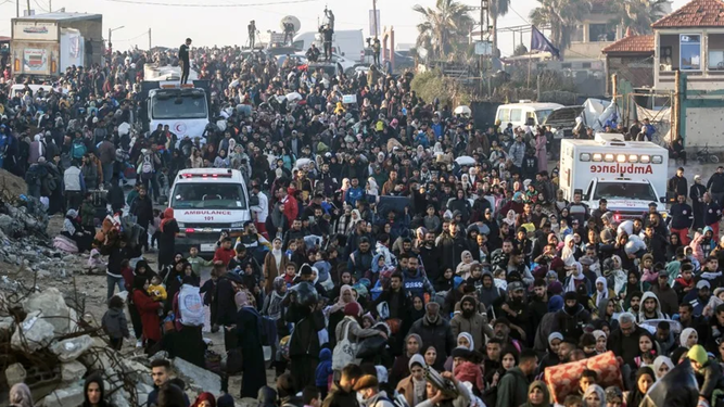 Desplazados internos palestinos se dirigen al norte de Gaza por la carretera de Al Rashid desde el centro del enclave