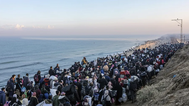 La marea humana que regresa a una devastada gaza