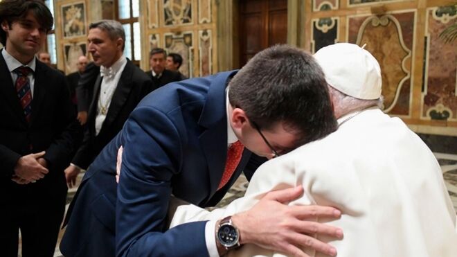 El Papa abraza a seminaristas de Levante