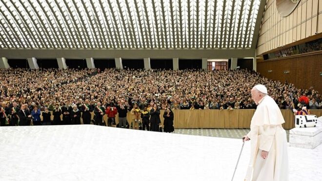 El Papa, caminando antes de que se le rompiera el bastón