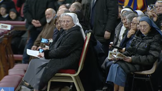 Religiosas escuchan al Papa en el Vaticano