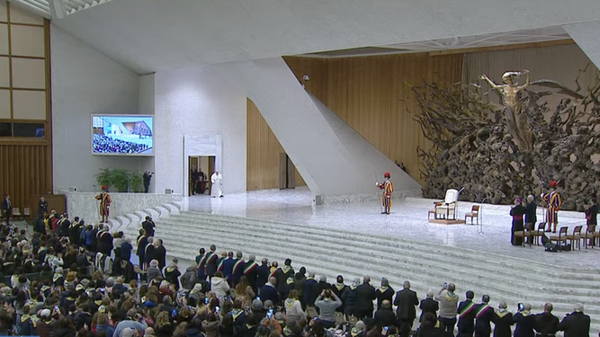 Francisco, entrando en el Aula Pablo VI