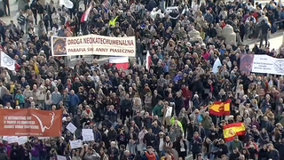 Miles de fieles acompañan al Papa