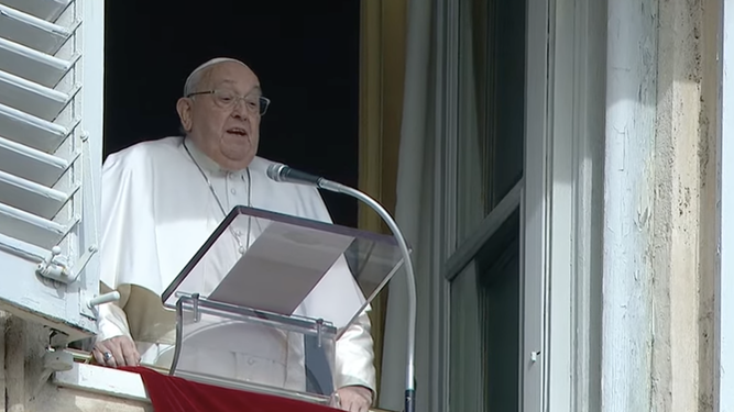 El Papa saluda a los fieles