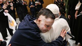 El Papa abraza a Roman Oleksiv