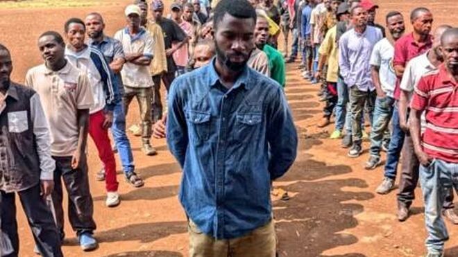 Jóvenes acuden a alistarse en las milicias de autodefensa en Bukavu (RDC)