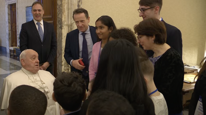 El Papa saluda a unos niños en la Cumbre sobre la Infancia