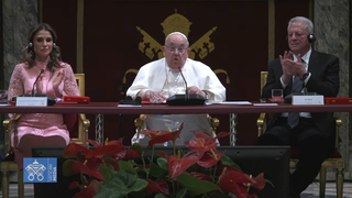 La reina Rania de Jordaânia y Al Gore aplauden al Papa