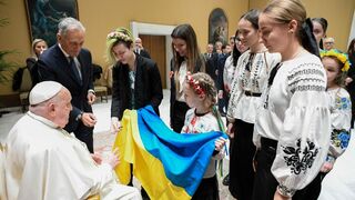 El Papa, con un grupo de huérfanas de Ucrania