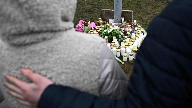 Velas en el lugar del tiroteo de Suecia