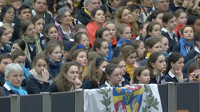 Un grupo de niñas escucha la catequesis del Papa en una imagen de archivo