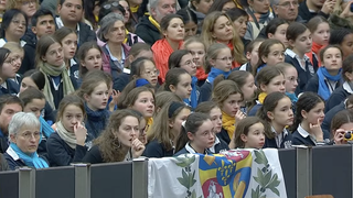 Un grupo de niñas escucha la catequesis del Papa en una imagen de archivo