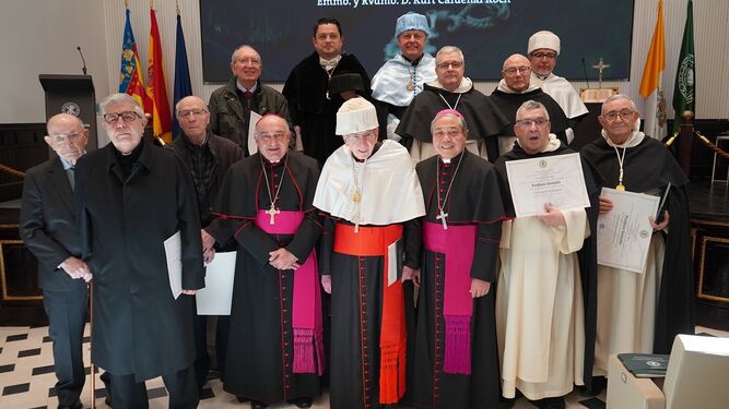 Foto de familia con el grupo de profesores  eméritos