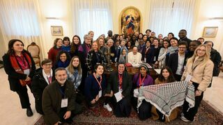 Francisco con miembros de Talitha Kum