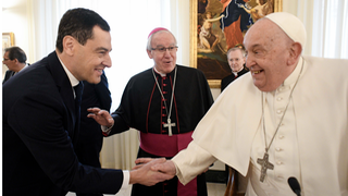El Papa saluda a Juanma Moreno ante Sáiz Meneses