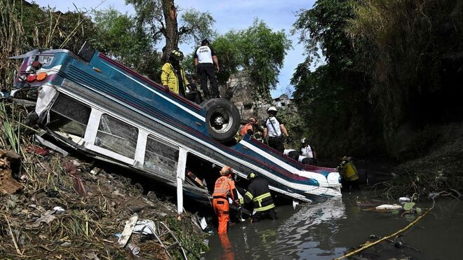 Rescate del autobús siniestrado en Guatemala