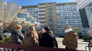 Fieles ante el hospital Gemelli