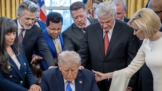 Trump reza en el Despacho Oval con sus consejeros