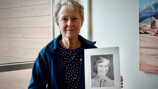 La hermana Gretchen Rodenfels, sostiene un retrato de la hermana Joanne Marie Mascha