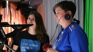Sor Alina Petrauskajte, SCM (derecha) trabajando en la redacción (archivo privado de Sor Alina)