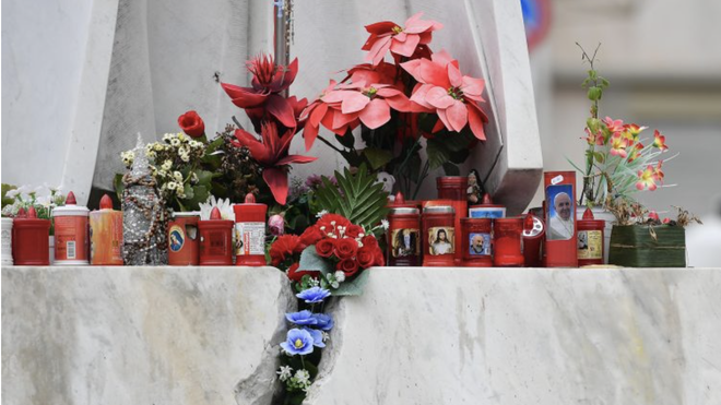 Flores en el Gemelli para el Papa