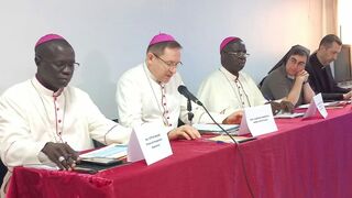 Monseñor Campisi (en fondo a la derecha)