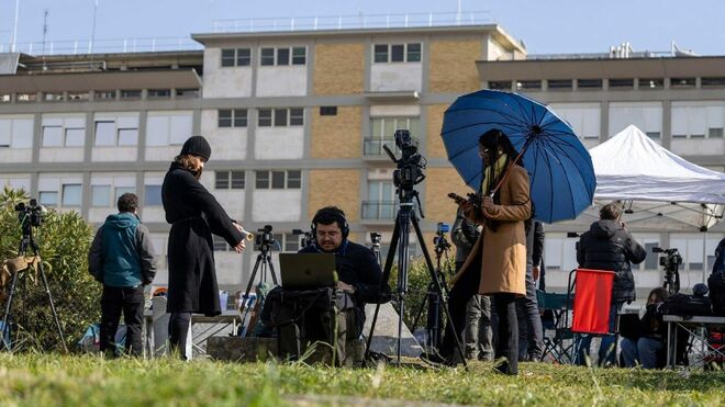 Periodistas apostados ante el Gemelli
