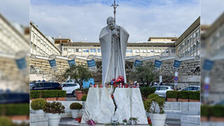 Un altar con flores, velas y mensajes para Francisco ante el Gemelli