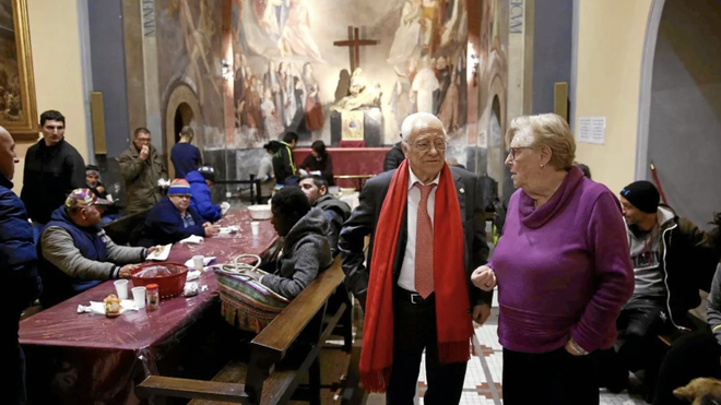 El padre Ángel, con Viqui Molins, en Santa Anna