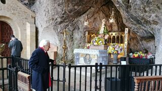 El padre Ángel, ante la Santina