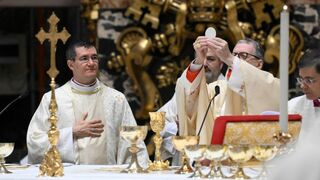 Monseñor Ciampanelli (izquierda) durante la misa de su ordenación episcopal