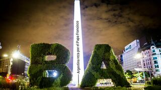 El Obelisco se ilumina con un mensaje de esperanza para el Papa Francisco
