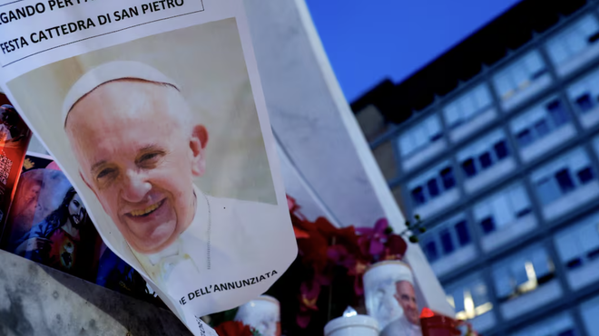 Oraciones por el Papa Francisco ante el Gemelli