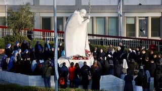 Fieles oran por la salud del Papa en el Gemelli