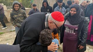 Czerny abraza a una niña siria en el campo de refugiados de Líbano
