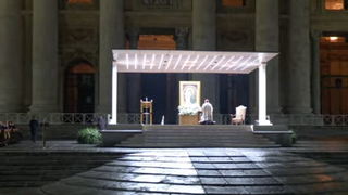 Parolin, arrodillado. A su derecha, la silla vacía del Papa