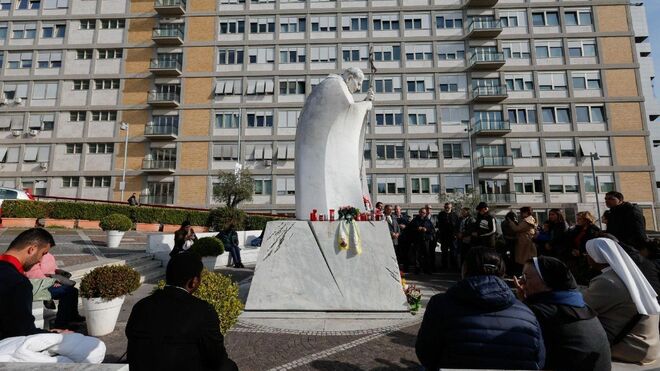 Los fieles llevan ya tiempo orando por el Papa