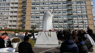 Los fieles llevan ya tiempo orando por el Papa