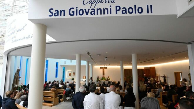 Oración por el Papa en el Gemelli