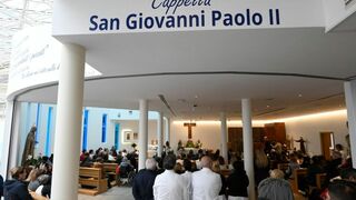 Oración por el Papa en el Gemelli