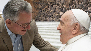 Austen Ivereigh con Francisco en el Aula Pablo VI