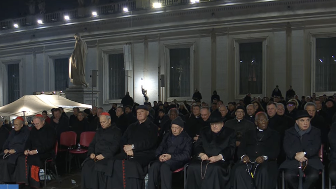 Algunos cardenales siguen el rezo del Rosario